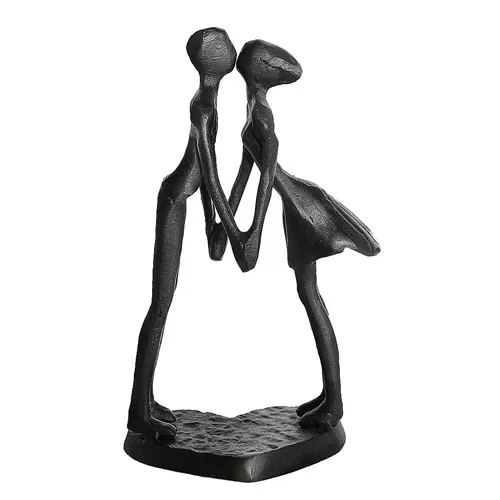 kissing couple art sculpture